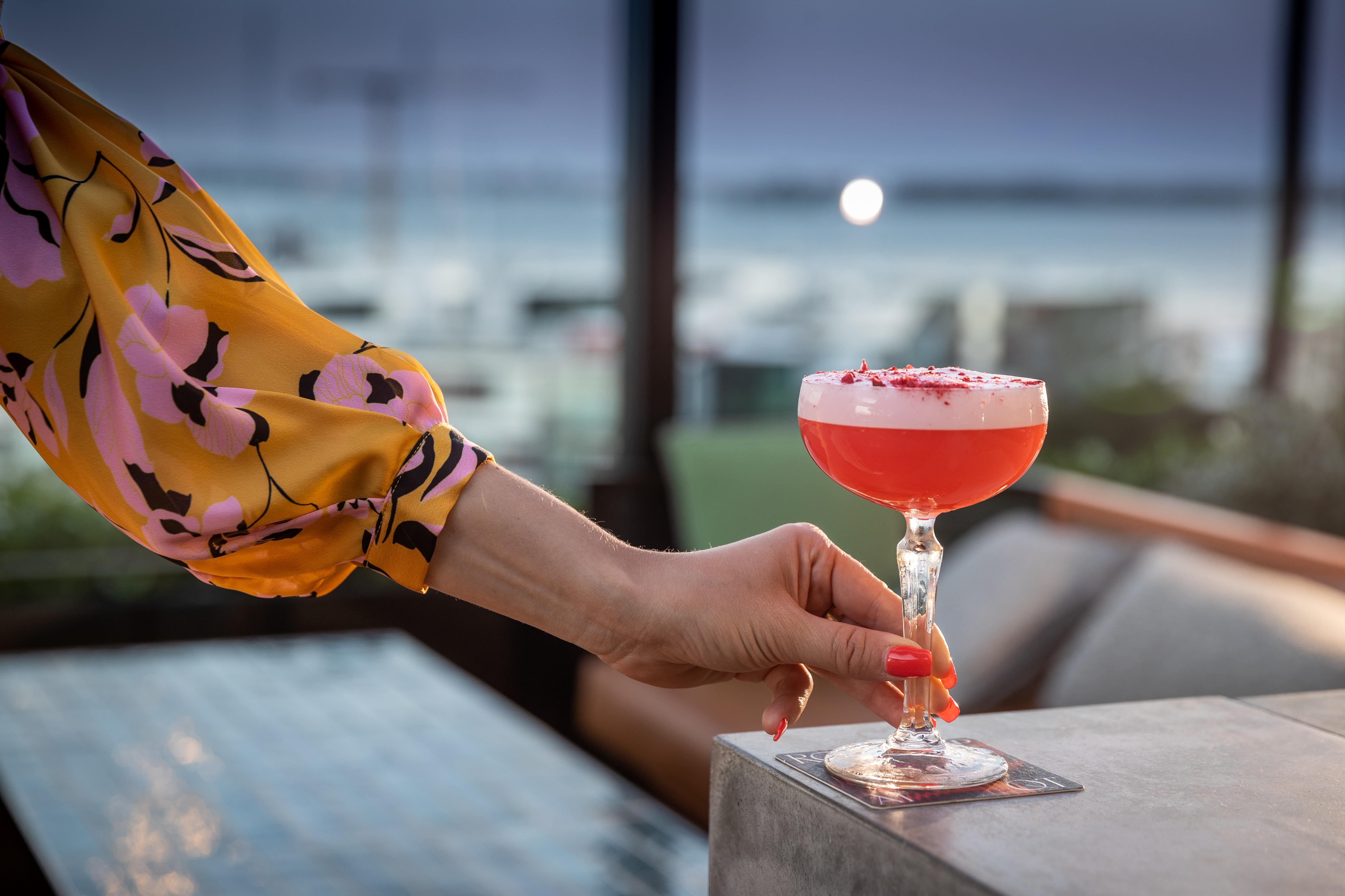 Qt Auckland Hotel Екстериор снимка A woman holding a cocktail